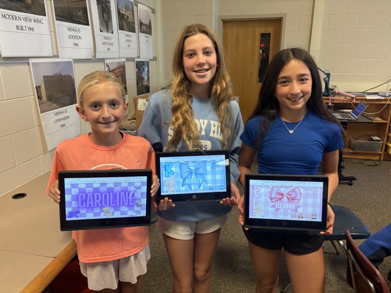 Students showcasing digital graphic design projects in the Vienna.i.Lab