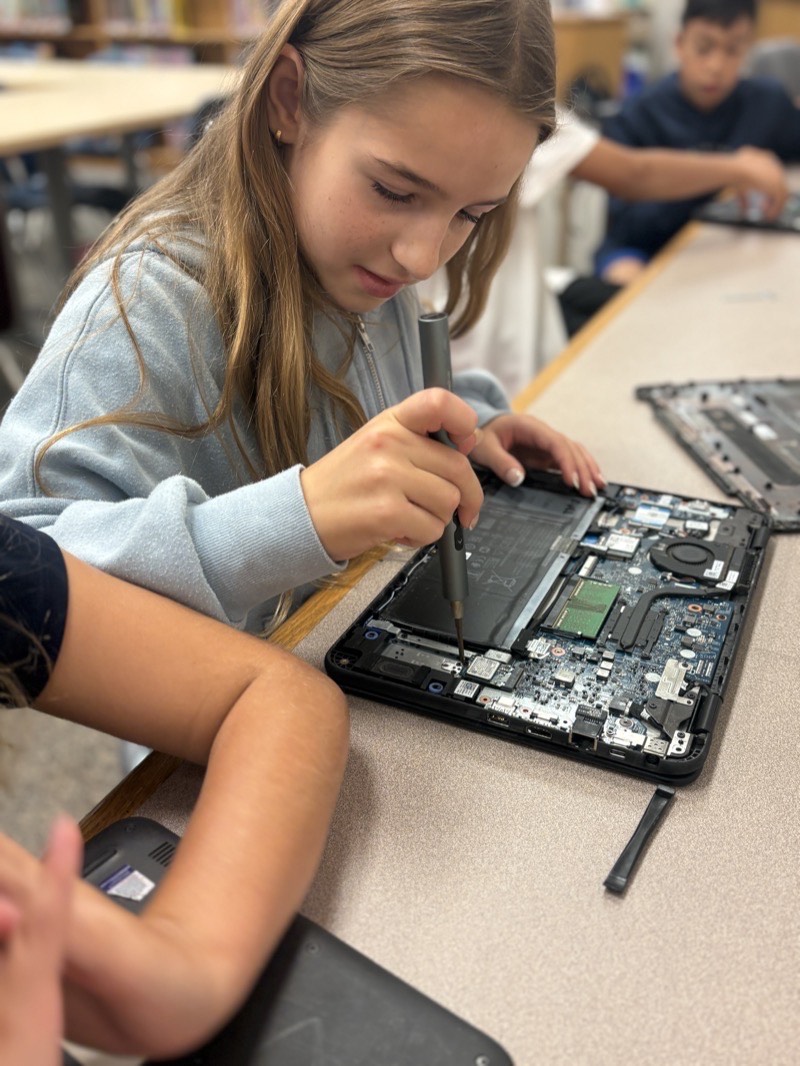 Hands-on laptop repair and hardware diagnostics in the Vienna.i.Lab